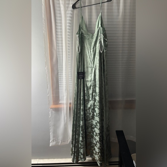 NWT Lulus Sage Green Satin Maxi Dress - Size 1X - Picture 3 of 3